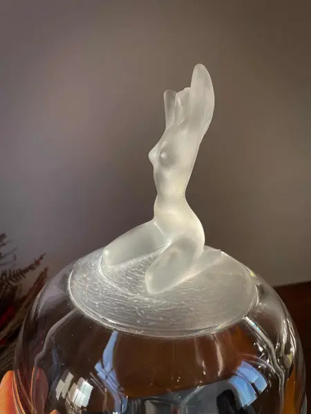 Foto de um(a) Antiga Caixa Bomboniere Dama Cristal Satiné Nachtmann A Deco, da categoria de Porta-Jóias. ~ Natchmann Glass ~Para quem gosta de peças exclusivas! Antiga e belíssima caixa decorativa, bomboniere em cristal da... Mostrado de uma perspectiva diferente. Vendido no marketplace Trésors.