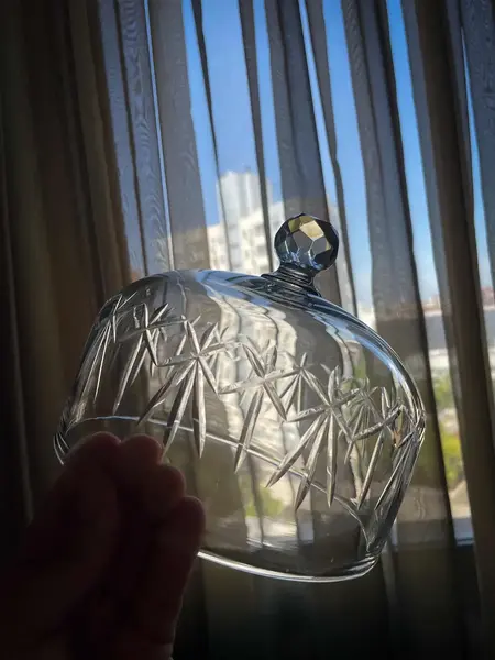 Foto de um(a) Antiga Queijeira Boleira Em Cristal Francês Baccarat Nancy, da categoria de Garrafas, potes e jarros. ~ Nancy France ~Antiga e elegante queijeira em cristal francês de excelente qualidade, lindo brilho natural e lapidação... Mostrado de uma perspectiva diferente. Vendido no marketplace Trésors.