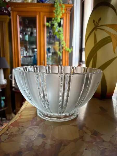 Foto de um(a) Antigo Bowl Centro Mesa Fruteira Saladeira Cristal Satiné, da categoria de Travessas e tigelas. Antigo e grande centro de mesa em cristal francês lapidado com detalhes em satiné. Peça muito fina e elegante, além de ser... Mostrado de uma perspectiva diferente. Vendido no marketplace Trésors.