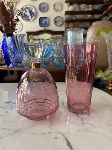 Foto de um(a) Antigo Conjunto De Garrafa E Coqueteleira Cristal Furta-cor, da categoria de Garrafas, potes e jarros. Um clássico da década de 1960/70. Antigo e decorativo conjunto com garrafa/licoreira e jarra/coqueteleira em cristal... Mostrado de uma perspectiva diferente. Vendido no marketplace Trésors.