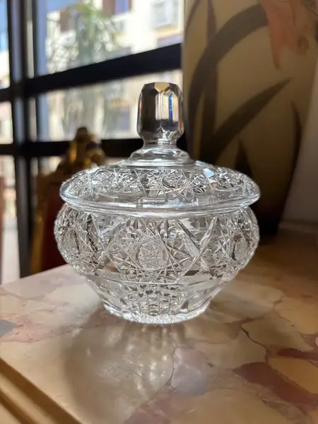 Foto de um(a) Antiga Caixa Porta Joias Bomboniere Cristal Tcheco Lapidado, da categoria de Garrafas, potes e jarros. Antiga e especial caixa decorativa em cristal Tcheco, com primorosa lapidação manual.Seja como porta joias, bomboniere ou... Mostrado de uma perspectiva diferente. Vendido no marketplace Trésors.