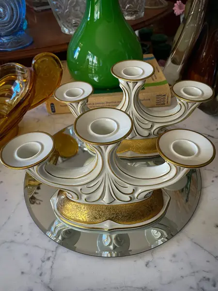 Foto de um(a) Antigo Par De Candelabros Castiçal Porcelana Alemã Art Deco, da categoria de Castiçais. ~ Koenigszelt Germany ~ Antigo e sofisticado par de candelabros para três velas. Porcelana artística alemã com detalhes em... Mostrado de uma perspectiva diferente. Vendido no marketplace Trésors.