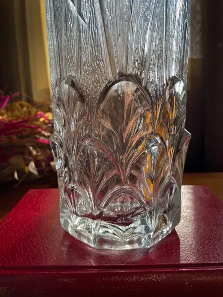 Foto de um(a) Antigo Lindo Vaso Jarro Art Deco Em Cristal Italiano Satiné, da categoria de Vasos. ~ Italy Glass ~Antigo e chiquíssimo vaso artístico em grosso cristal italiano satiné. Decoração com folhas e linhas, traços... Mostrado de uma perspectiva diferente. Vendido no marketplace Trésors.