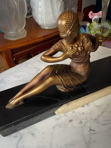 Foto de um(a) Antiga Escultura Bronze Art Deco Dama Com Veado Chiparus, da categoria de Escultura. ~ Demétre H. Chiparus ~Antiga e grande escultura do renomado mestre do Art Deco, Chiparus. Obra representando dama com... Mostrado de uma perspectiva diferente. Vendido no marketplace Trésors.