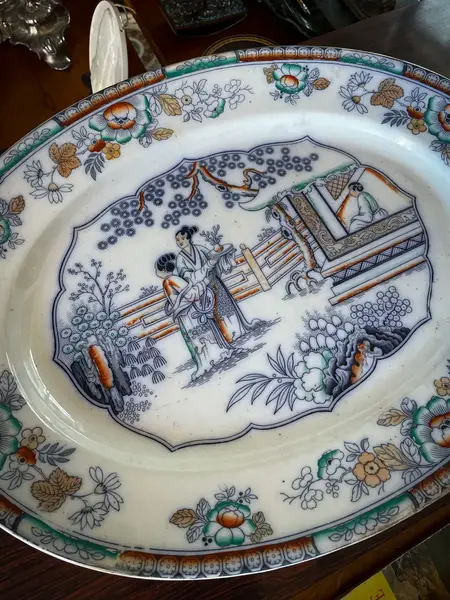 Foto de um(a) Antigo Prato Travessa Porcelana Oriental Imari Red Flow Blue, da categoria de Travessas e tigelas. Antigo e grande prato/travessa em porcelana artística inglesa Imari Red Flow Blue. Período Vitoriano. Pintado à mão.... Mostrado de uma perspectiva diferente. Vendido no marketplace Trésors.