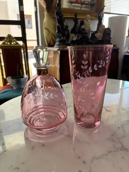 Foto de um(a) Antigo Conjunto De Garrafa E Coqueteleira Cristal Furta-cor, da categoria de Garrafas, potes e jarros. Um clássico da década de 1960/70. Antigo e decorativo conjunto com garrafa/licoreira e jarra/coqueteleira em cristal... Mostrado de uma perspectiva diferente. Vendido no marketplace Trésors.