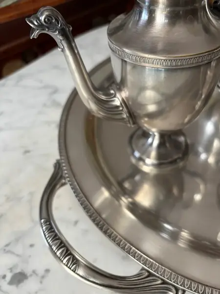 Foto de um(a) Antigo Conjunto De Café Chá Bandeja Bule Em Prata Eberle, da categoria de Conjuntos de café e chá. ~ Eberle Silverplated ~Antigo e elegante conjunto de chá composto por quatro peças, sendo elas; uma bandeja, um bule, uma... Mostrado de uma perspectiva diferente. Vendido no marketplace Trésors.