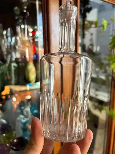 Foto de um(a) Antiga Garrafa Galheteiro Licoreira Cristal France Baccarat, da categoria de Garrafas, potes e jarros. Antiga e finíssima garrafa em cristal francês Baccarat. Peça versátil, pode ser usada como galheteiro. Design clássico e... Mostrado de uma perspectiva diferente. Vendido no marketplace Trésors.