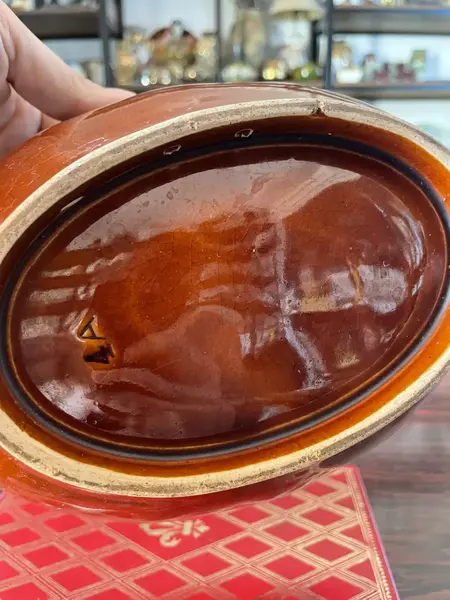 Foto de um(a) Antiga Rara Forma Original Faiança Majólica Alemã Art Deco, da categoria de Travessas e tigelas. Antiga e rara forma em faiança/majólica alemã, decoração com uvas. Peça muito decorativa e toda original do século XX.Altura... Mostrado de uma perspectiva diferente. Vendido no marketplace Trésors.