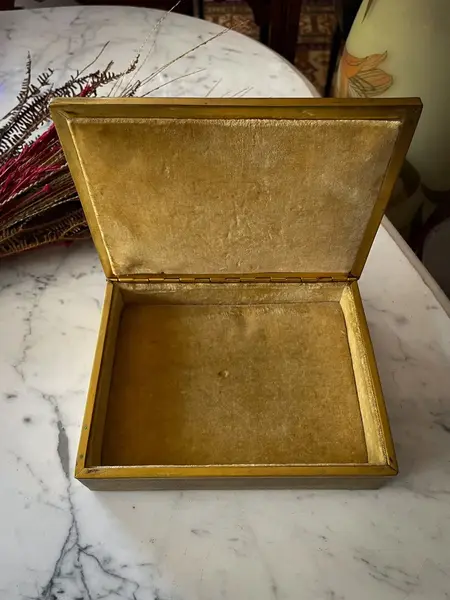 Foto de um(a) Antiga Rara Caixa Porta Joias Bronze Francês Com Portrait, da categoria de Cestos e Caixas. Uma verdadeira joia para guardar as suas joias. Para quem gosta de peças exclusivas. Antiga e rara caixa francesa em bronze... Mostrado de uma perspectiva diferente. Vendido no marketplace Trésors.