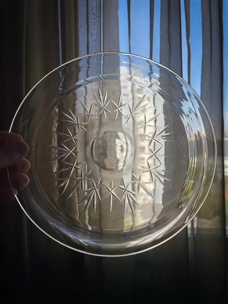 Foto de um(a) Antiga Queijeira Boleira Em Cristal Francês Baccarat Nancy, da categoria de Garrafas, potes e jarros. ~ Nancy France ~Antiga e elegante queijeira em cristal francês de excelente qualidade, lindo brilho natural e lapidação... Mostrado de uma perspectiva diferente. Vendido no marketplace Trésors.