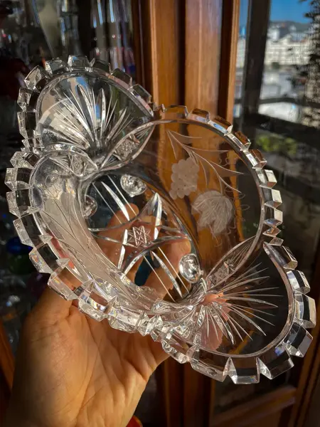 Foto de um(a) Antiga Fruteira Centro De Mesa Navete Em Cristal Alemão, da categoria de Centro de mesa. Antigo e finíssimo centro de mesa no formato navete em cristal translúcido da Alemanha, primorosa lapidação manual em baixo... Mostrado de uma perspectiva diferente. Vendido no marketplace Trésors.