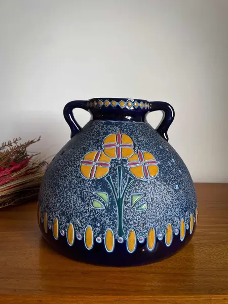 Foto de um(a) Antigo Raro Vaso Faiança Majólica Tcheca Amphora Art Nouveau, da categoria de Vasos. ~ Amphora ~ Riessner, Stellmacher & Kessel. Antigo e excepcional vaso artístico em faiança/majólica da Checoslováquia. Ótima... Mostrado de uma perspectiva diferente. Vendido no marketplace Trésors.