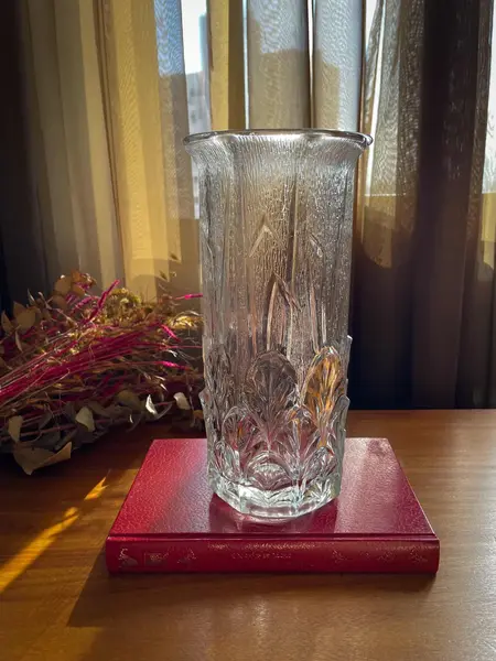 Foto de um(a) Antigo Lindo Vaso Jarro Art Deco Em Cristal Italiano Satiné, da categoria de Vasos. ~ Italy Glass ~Antigo e chiquíssimo vaso artístico em grosso cristal italiano satiné. Decoração com folhas e linhas, traços... Mostrado de uma perspectiva diferente. Vendido no marketplace Trésors.
