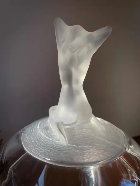 Foto de um(a) Antiga Caixa Bomboniere Dama Cristal Satiné Nachtmann A Deco, da categoria de Porta-Jóias. ~ Natchmann Glass ~Para quem gosta de peças exclusivas! Antiga e belíssima caixa decorativa, bomboniere em cristal da... Mostrado de uma perspectiva diferente. Vendido no marketplace Trésors.