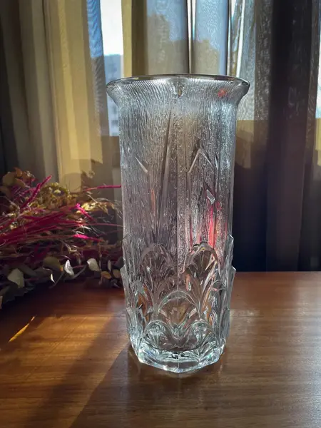 Foto de um(a) Antigo Lindo Vaso Jarro Art Deco Em Cristal Italiano Satiné, da categoria de Vasos. ~ Italy Glass ~Antigo e chiquíssimo vaso artístico em grosso cristal italiano satiné. Decoração com folhas e linhas, traços... Mostrado de uma perspectiva diferente. Vendido no marketplace Trésors.