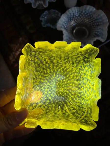 Foto de um(a) Antigo Bowl Decorativo Murano Italiano Amarelo Década 1960, da categoria de Travessas e tigelas. Antigo bowl decorativo em Murano italiano na cor amarelo. Peça artística, feita à mão. Original da década de 1960. Medidas... Mostrado de uma perspectiva diferente. Vendido no marketplace Trésors.