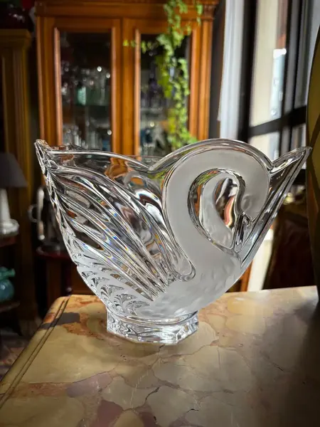 Foto de um(a) Antigo Vaso Centro De Mesa Cisne Cristal Francês Satiné, da categoria de Centro de mesa. Antigo e belíssimo vaso, centro de mesa em cristal francês, com decoração de cisnes em relevo. Ótimo tamanho para fazer... Mostrado de uma perspectiva diferente. Vendido no marketplace Trésors.