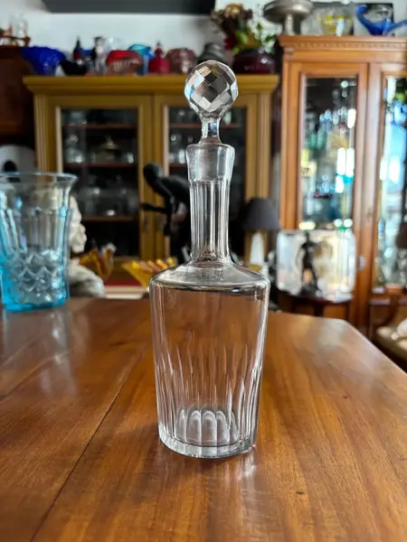 Foto de um(a) Antiga Garrafa Galheteiro Licoreira Cristal France Baccarat, da categoria de Garrafas, potes e jarros. Antiga e finíssima garrafa em cristal francês Baccarat. Peça versátil, pode ser usada como galheteiro. Design clássico e... Mostrado de uma perspectiva diferente. Vendido no marketplace Trésors.