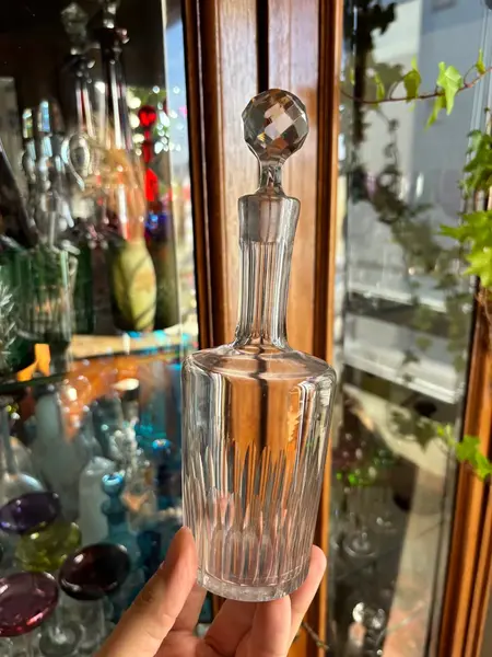 Foto de um(a) Antiga Garrafa Galheteiro Licoreira Cristal France Baccarat, da categoria de Garrafas, potes e jarros. Antiga e finíssima garrafa em cristal francês Baccarat. Peça versátil, pode ser usada como galheteiro. Design clássico e... Mostrado de uma perspectiva diferente. Vendido no marketplace Trésors.