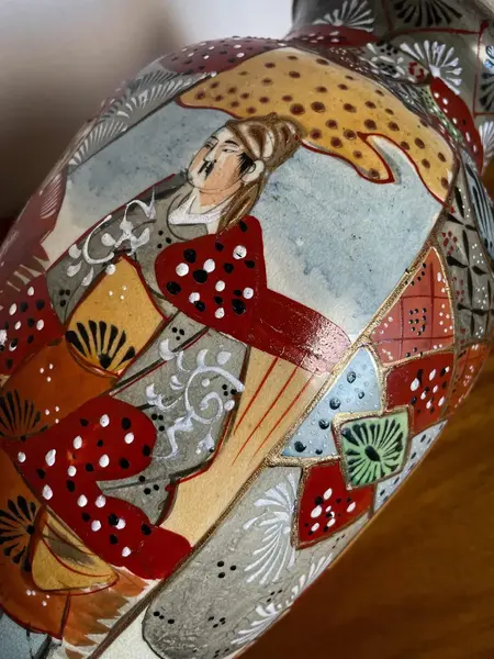 Foto de um(a) Antigo Vaso Jarro Porcelana Oriental Satsuma Meiji Séc XIX, da categoria de Vasos. Antigo e importante vaso oriental em porcelana japonesa Satsuma, período Meiji. Figuras de samurais pintados à mão. Uma... Mostrado de uma perspectiva diferente. Vendido no marketplace Trésors.
