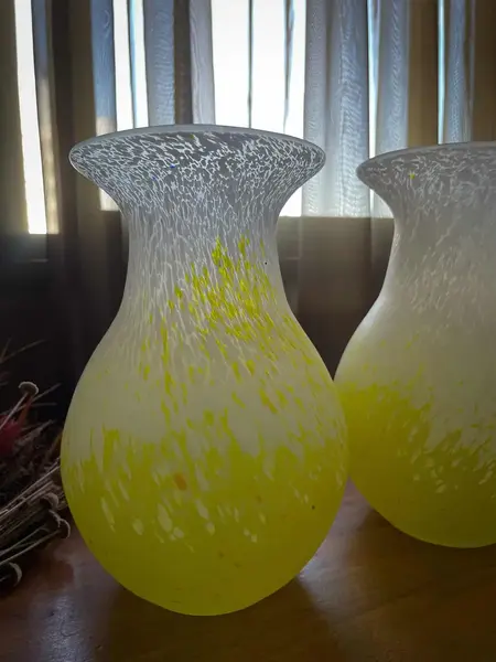 Foto de um(a) Antigo Par De Vasos Jarros Art Deco Em Murano Pâte De Verre, da categoria de Vasos. ~ Pâte de Verre ~Antigo e belíssimo par de vasos artísticos em Murano amarelo com rajados em branco e pequenos pontos em... Mostrado de uma perspectiva diferente. Vendido no marketplace Trésors.