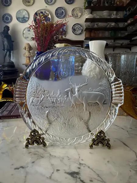 Foto de um(a) Antiga Bandeja Decorativa Com Alces Em Cristal Francês, da categoria de Bandejas. Para quem gosta de peças exclusivas.Antiga e grande bandeja em cristal francês, decorada com figuras de alces lapidados à... Mostrado de uma perspectiva diferente. Vendido no marketplace Trésors.