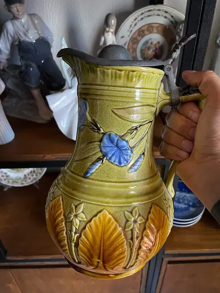 Foto de um(a) Antigo Raro Jarro Para Vinho Em Majolica Faiança Alemã, da categoria de Jarros. Antigo e raro jarro para servir vinho em majólica/faiança alemã vitrificada. Decoração floral em relevo e tampa em estanho.... Mostrado de uma perspectiva diferente. Vendido no marketplace Trésors.