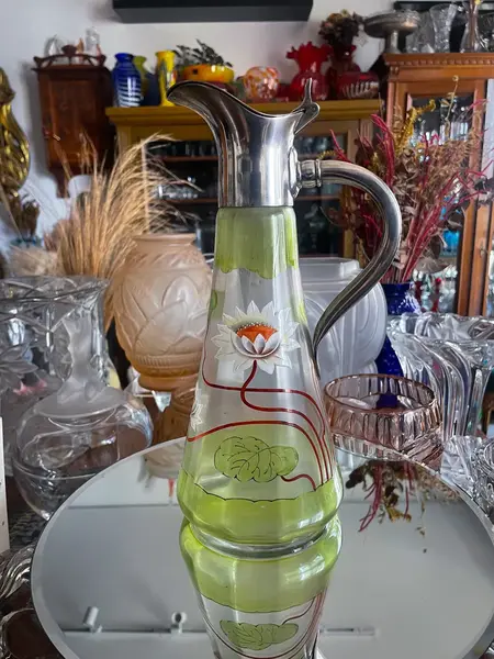 Foto de um(a) Antiga Jarra Claret Jug Artnouveau Cristal Veneziano E Prata, da categoria de Jarros. Antiga jarra Claret Jug em cristal artístico ricamente pintado à mão, com guarnições em prata. Período Art nouveau, início... Mostrado de uma perspectiva diferente. Vendido no marketplace Trésors.