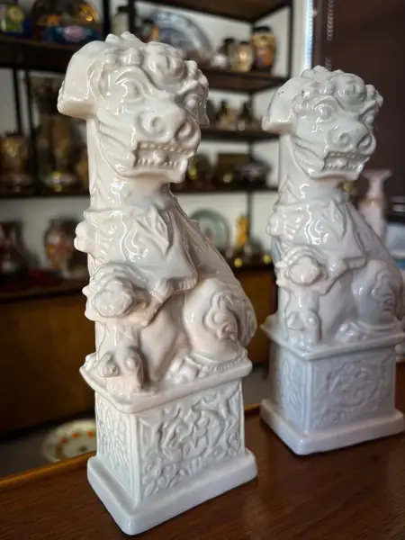 Foto de um(a) Antiga Escultura Par Cães De Fó Porcelana Chinesa Oriental, da categoria de Escultura. Os guardiões. Antigo e lindo par de Cães de Fó em faiança chinesa vitrificada. Peças artísticas, e com muita riqueza de... Mostrado de uma perspectiva diferente. Vendido no marketplace Trésors.