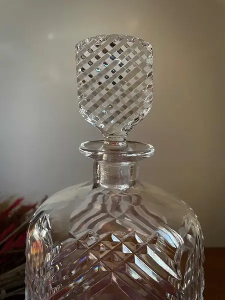 Foto de um(a) Antiga Rara Garrafa Licoreira Em Cristal Orrefors Art Deco, da categoria de Garrafas. ~ Orrefors Sweden ~Antiga garrafa licoreira em bloco maciço de cristal lapidado à mão. Da renomada Cristallerie Orrefors, da... Mostrado de uma perspectiva diferente. Vendido no marketplace Trésors.