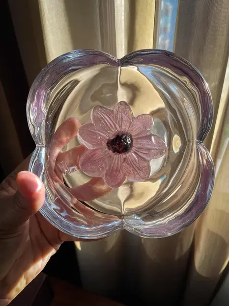 Foto de um(a) Antiga Escultura Flor Em Cristal Bowl Decorativo Daum Nancy, da categoria de Centro de mesa. ~ Daum Nancy ~Antigo e luxuoso bowl artístico em bloco maciço de cristal francês, decoração central com flor lapidada à mão.... Mostrado de uma perspectiva diferente. Vendido no marketplace Trésors.