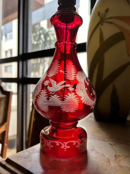Foto de um(a) Antigo Abajur Luminária D Mesa Cristal Tcheco Egermann Glass, da categoria de Abajures. ~ Egermann Glass ~ Antigo e lindo abajur em cristal Tcheco vermelho rubi, com primorosa lapidação manual. Ao redor da peça é... Mostrado de uma perspectiva diferente. Vendido no marketplace Trésors.