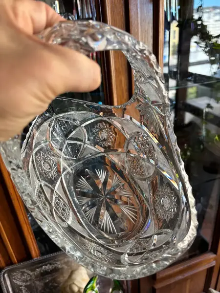 Foto de um(a) Antigo Centro De Mesa Vaso Cesta Decorativa Cristal Baccarat, da categoria de Cestos e Caixas. ~ Baccarat ~ Antiga cesta decorativa em cristal francês, peça super versátil para compor ambientes. Primorosa lapidação... Mostrado de uma perspectiva diferente. Vendido no marketplace Trésors.