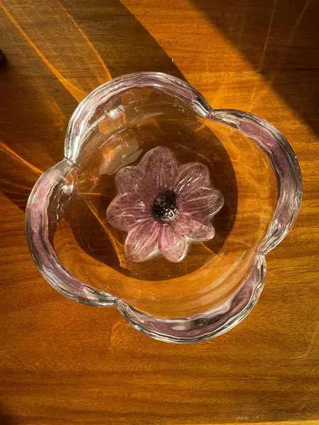 Foto de um(a) Antiga Escultura Flor Em Cristal Bowl Decorativo Daum Nancy, da categoria de Centro de mesa. ~ Daum Nancy ~Antigo e luxuoso bowl artístico em bloco maciço de cristal francês, decoração central com flor lapidada à mão.... Mostrado de uma perspectiva diferente. Vendido no marketplace Trésors.