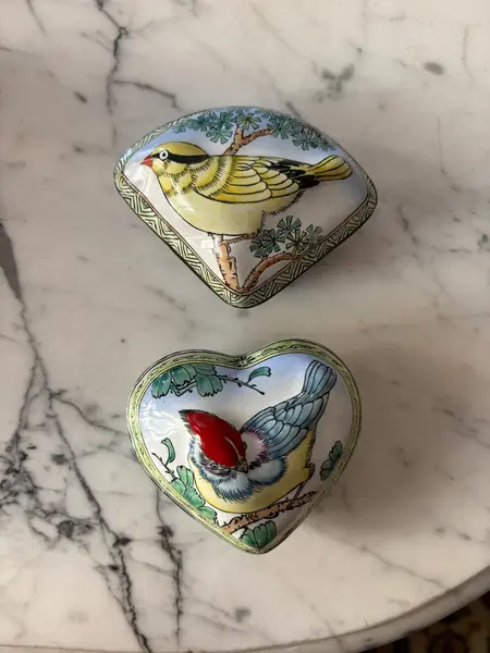 Foto de um(a) Antigo Par De Caixinhas Decorativas Colecionáveis Pássaros, da categoria de Cestos e Caixas. Antigo e maravilhoso par de caixinhas decorativas em metal esmaltado à mão com decoração de pássaros. Bastante riqueza de... Mostrado de uma perspectiva diferente. Vendido no marketplace Trésors.