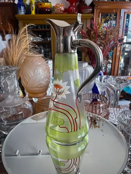 Foto de um(a) Antiga Jarra Claret Jug Artnouveau Cristal Veneziano E Prata, da categoria de Jarros. Antiga jarra Claret Jug em cristal artístico ricamente pintado à mão, com guarnições em prata. Período Art nouveau, início... Mostrado de uma perspectiva diferente. Vendido no marketplace Trésors.
