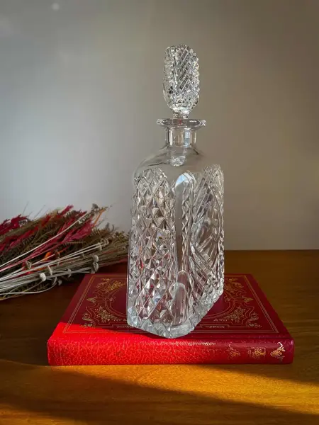 Foto de um(a) Antiga Rara Garrafa Licoreira Em Cristal Orrefors Art Deco, da categoria de Garrafas. ~ Orrefors Sweden ~Antiga garrafa licoreira em bloco maciço de cristal lapidado à mão. Da renomada Cristallerie Orrefors, da... Mostrado de uma perspectiva diferente. Vendido no marketplace Trésors.