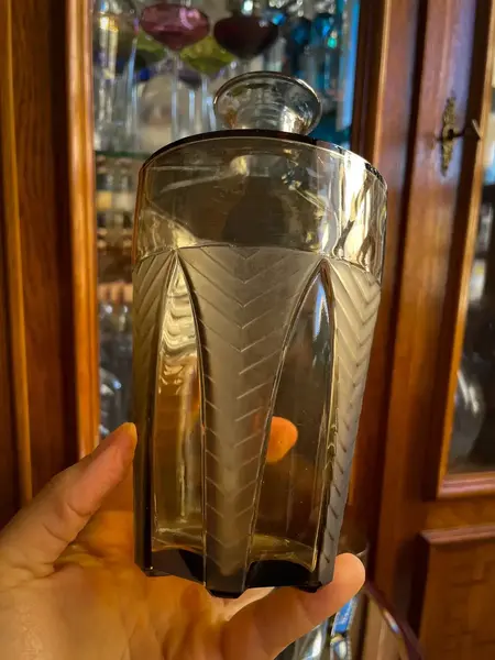 Foto de um(a) Antigo Conjunto Garrafa Licoreira E Copos Cristal Art Deco, da categoria de Garrafas. ~ Para servir e decorar ~ Antigo e excepcional serviço para licor composto por uma garrafa e cinco copinhos. Peças... Mostrado de uma perspectiva diferente. Vendido no marketplace Trésors.