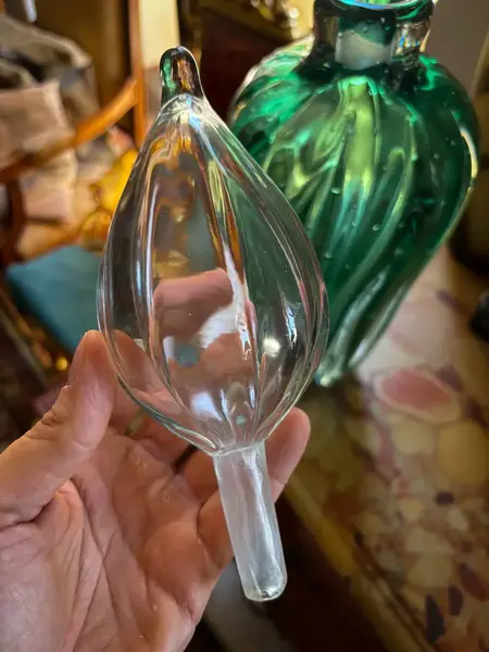 Foto de um(a) Antiga Garrafa Decorativa Murano Italiano Verde Esmeralda, da categoria de Garrafas, potes e jarros. ~ Italy Glass ~Antiga e linda garrafa decorativa em Murano artístico. Feita à mão. Original da década de 1960/70. Medidas... Mostrado de uma perspectiva diferente. Vendido no marketplace Trésors.