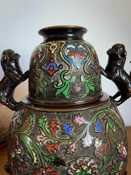 Foto de um(a) Antigo Raro Vaso Jarro Japonês Cães Fó Bronze Cloisonné XIX, da categoria de Vasos. Antigo e imponente vaso artístico com alças em bronze com Cloisonné, peça de excelente qualidade. Linda decoração com flores... Mostrado de uma perspectiva diferente. Vendido no marketplace Trésors.