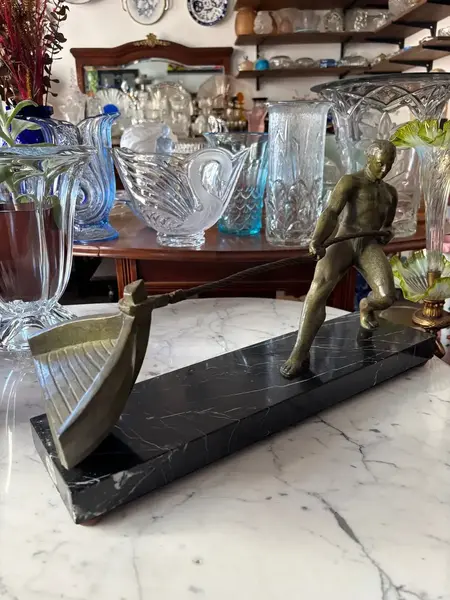 Foto de um(a) Antiga Escultura Masculina Art Deco Bronze Salvatore Riolo, da categoria de Escultura. Salvatore Riolo / Boatman Antigo e importante bloco escultórico em pétit bronze francês, com selo de autenticidade, base em... Mostrado de uma perspectiva diferente. Vendido no marketplace Trésors.