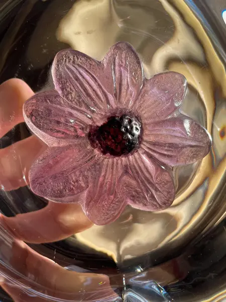 Foto de um(a) Antiga Escultura Flor Em Cristal Bowl Decorativo Daum Nancy, da categoria de Centro de mesa. ~ Daum Nancy ~Antigo e luxuoso bowl artístico em bloco maciço de cristal francês, decoração central com flor lapidada à mão.... Mostrado de uma perspectiva diferente. Vendido no marketplace Trésors.