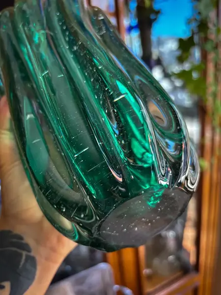 Foto de um(a) Antiga Garrafa Decorativa Murano Italiano Verde Esmeralda, da categoria de Garrafas, potes e jarros. ~ Italy Glass ~Antiga e linda garrafa decorativa em Murano artístico. Feita à mão. Original da década de 1960/70. Medidas... Mostrado de uma perspectiva diferente. Vendido no marketplace Trésors.