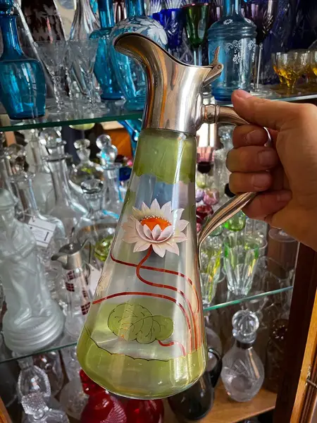 Foto de um(a) Antiga Jarra Claret Jug Artnouveau Cristal Veneziano E Prata, da categoria de Jarros. Antiga jarra Claret Jug em cristal artístico ricamente pintado à mão, com guarnições em prata. Período Art nouveau, início... Mostrado de uma perspectiva diferente. Vendido no marketplace Trésors.