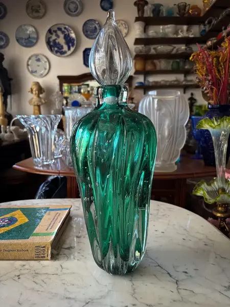 Foto de um(a) Antiga Garrafa Decorativa Murano Italiano Verde Esmeralda, da categoria de Garrafas, potes e jarros. ~ Italy Glass ~Antiga e linda garrafa decorativa em Murano artístico. Feita à mão. Original da década de 1960/70. Medidas... Mostrado de uma perspectiva diferente. Vendido no marketplace Trésors.