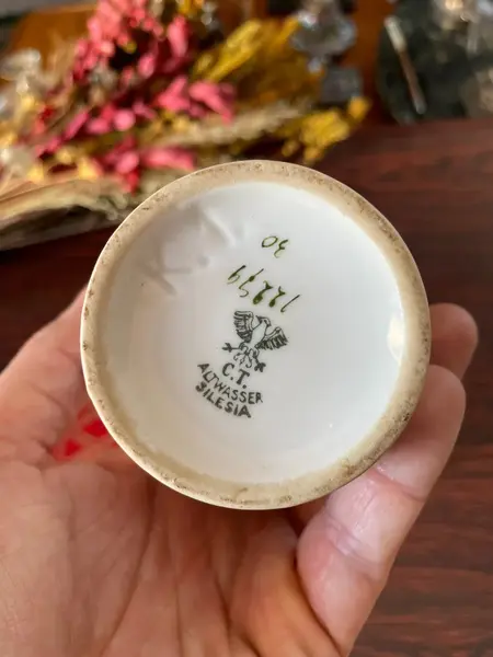 Foto de um(a) Antigo Vasinho Art Deco Em Porcelana Alemã Pintado Prata, da categoria de Vasos. Antigo e lindo vasinho em porcelana alemã. Pintado à mão com prata de lei Período Art DecoMedidas 16x10cmBocal 6cm. Mostrado de uma perspectiva diferente. Vendido no marketplace Trésors.