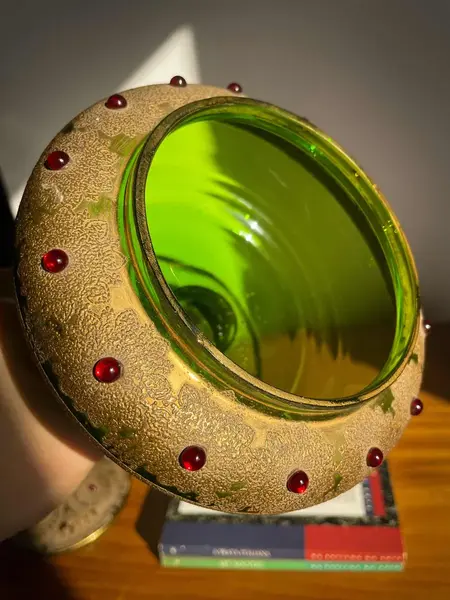 Foto de um(a) Antiga Bomboniere Compoteira Em Cristal Murano Veneziano, da categoria de Garrafas, potes e jarros. Murano Veneziano com ouro. Antiga bomboniere artística do período Vitoriano, início do século XX. Toda pintada à mão com... Mostrado de uma perspectiva diferente. Vendido no marketplace Trésors.