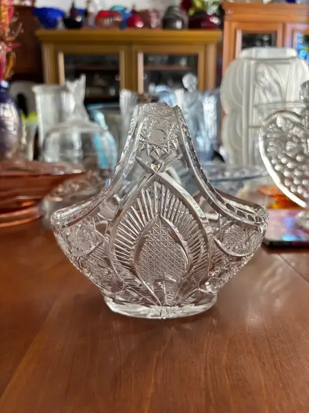 Foto de um(a) Antiga Cestinha Decorativa Cristal Baccarat Lapidado À Mão, da categoria de Cestos e Caixas. Antiga e delicada cestinha decorativa em cristal francês, peça super versátil para compor ambientes. Primorosa lapidação... Mostrado de uma perspectiva diferente. Vendido no marketplace Trésors.