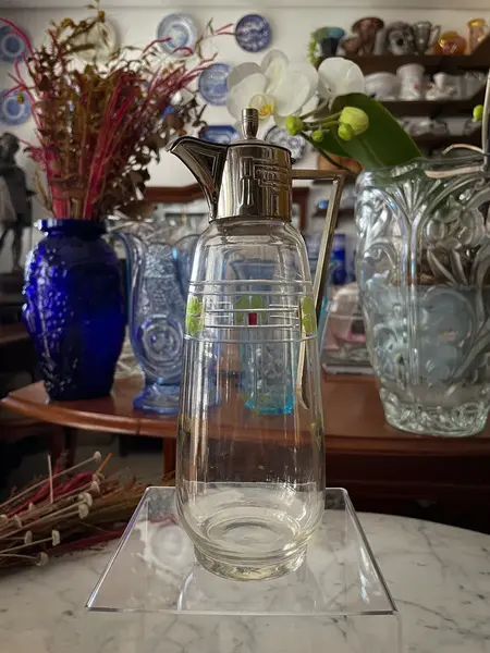 Foto de um(a) Antiga Jarra Claret Jug Galheteiro Cristal Francês Art Deco, da categoria de Jarros. Antiga e fina jarrinha "claret jug" em cristal francês com primorosa lapidação feita à mão, diferente decoração com trevos... Mostrado de uma perspectiva diferente. Vendido no marketplace Trésors.